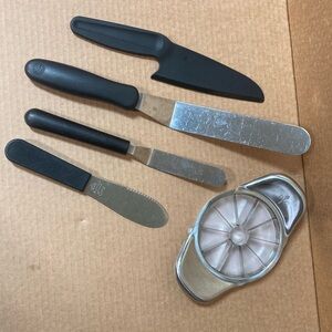 The Pampered Chef Black and Silver Utensil Set